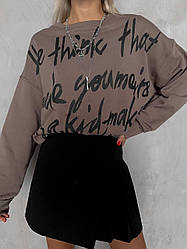 Об'ємний світшот з контрастними написами, круглим вирізом з двонитки відтінку мокко в одному розмірі 42/46