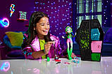 Monster High Ghoulia Yelps HNF81 Лялька Монстр хай Гулія Йелпс Шафа з секретами Неон, фото 9