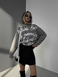 Об'ємний світшот з контрастними написами, круглим вирізом з двонитки сірого кольору в одному розмірі 42/46