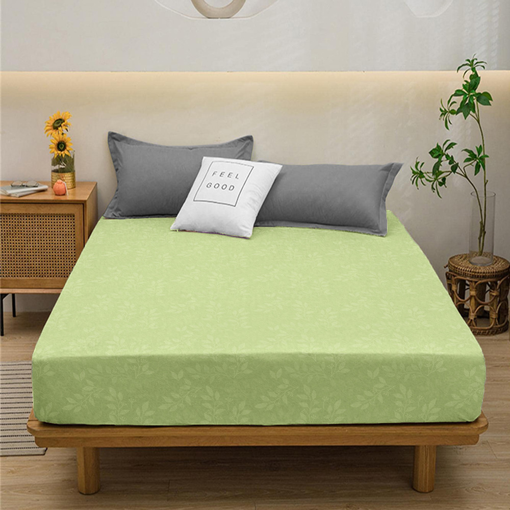 Світло-салатове натяжне простирадло мікрофібра на гумці (120*200*25) полуторне однотонне з гілочками