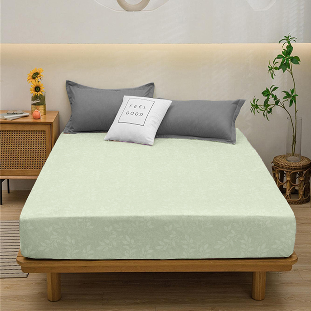 Натяжне однотонне простирадло-наматрацник мікрофібра на гумці (120*200*25) полуторне з гілочками на зеленому