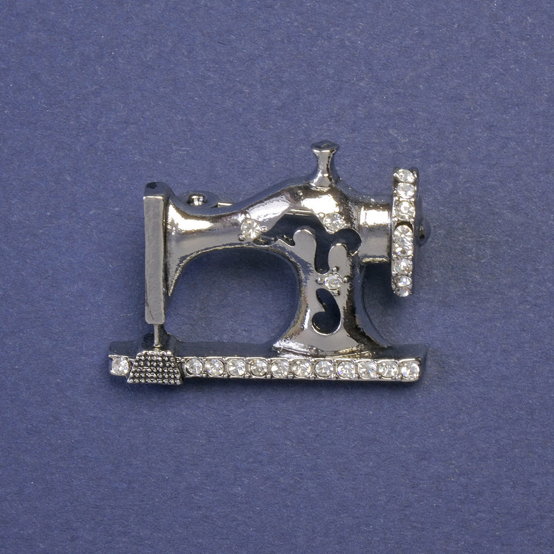 Брошка Швейна машинка з білими стразами колір металу срібло 21х29мм+-, фото 1