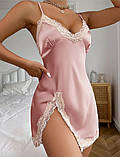 Атласний преміум пеньюар міні з вирізом - пудровий S (ПІН-БЕЖ-МЕР-ПУД), фото 3