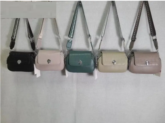 Сумочка жіноча крос-боді 20,5*14,5 см з клапаном під крокодила та довгим ремінцем у різних кольорах Liza, фото 1