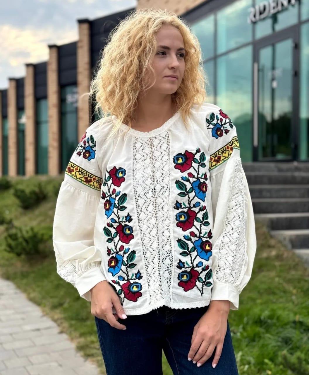 Вишиванка білого кольору жіноча сорочка, блуза з вишивкою та мереживом розміри S, M, L.