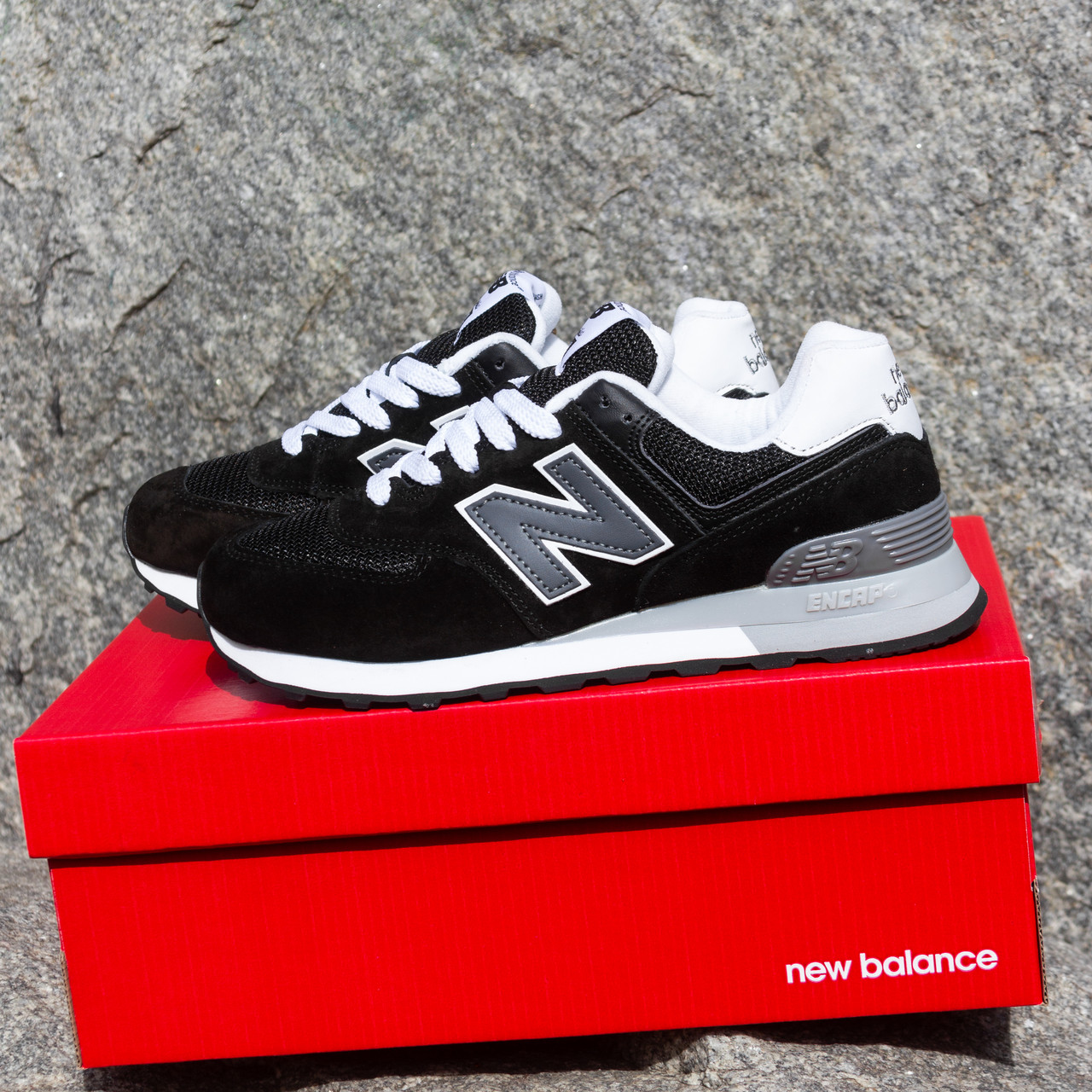 Кросівки замшеві New Balance 574 чорні з білим
