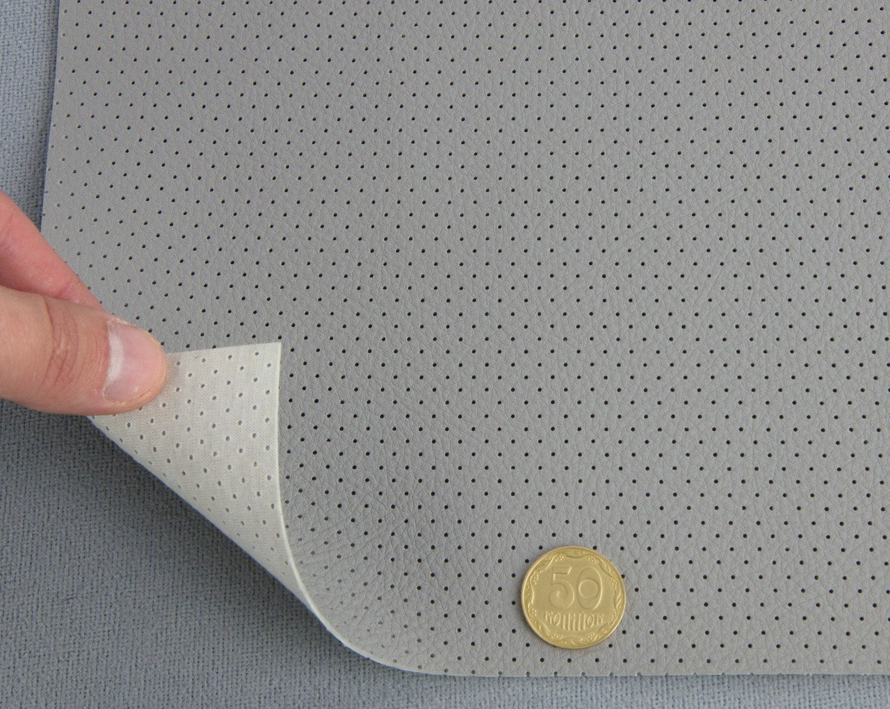 Автомобільний шкірзам перфорований BMW 911p, колір світло-сірий, на тканинній основі (ширина 1,40 м) Туреччина, фото 1