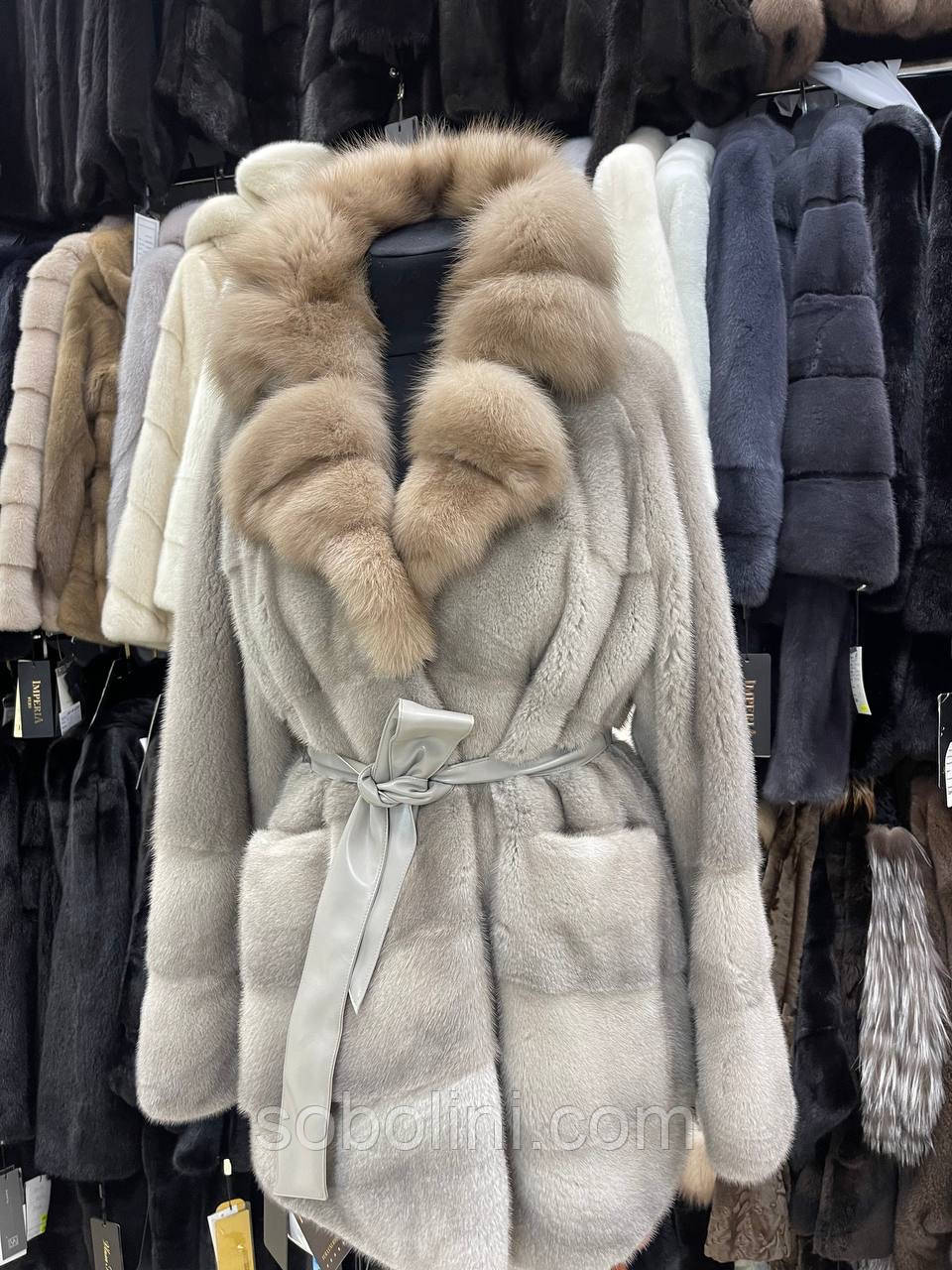 Шуба під пояс із коміром куниця