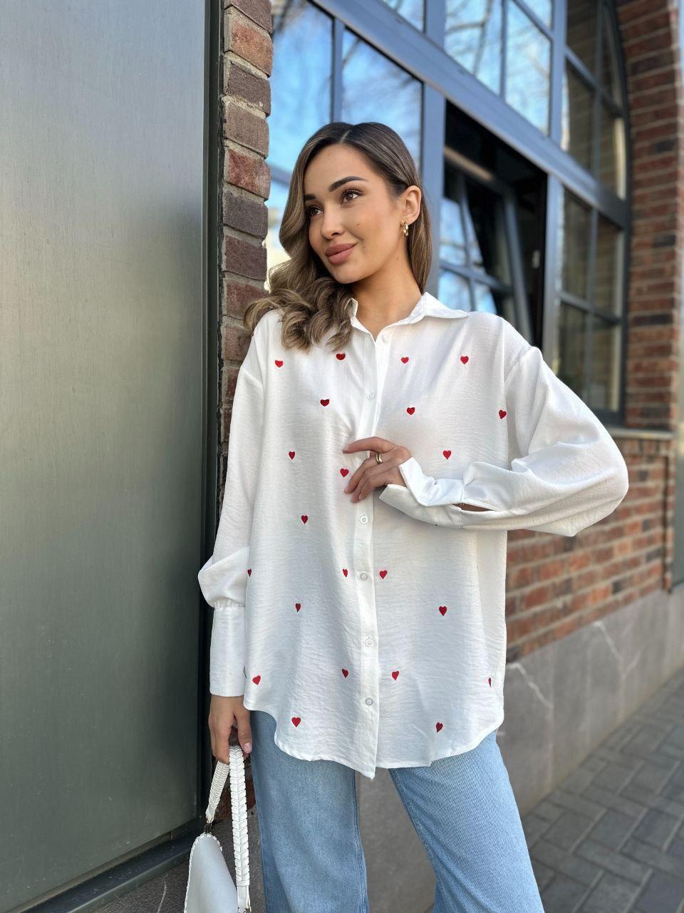 Жіноча біла сорочка жата з принтом серця (р. 42-48) 79BL1080, фото 1