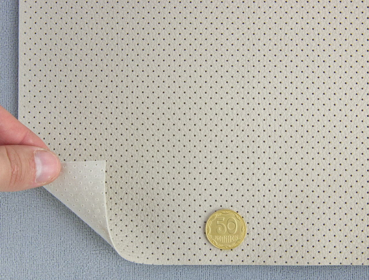 Автомобільний шкірзам перфорований BMW 224p, колір молочний, на тканинній основі (ширина 1,40 м) Туреччина, фото 1