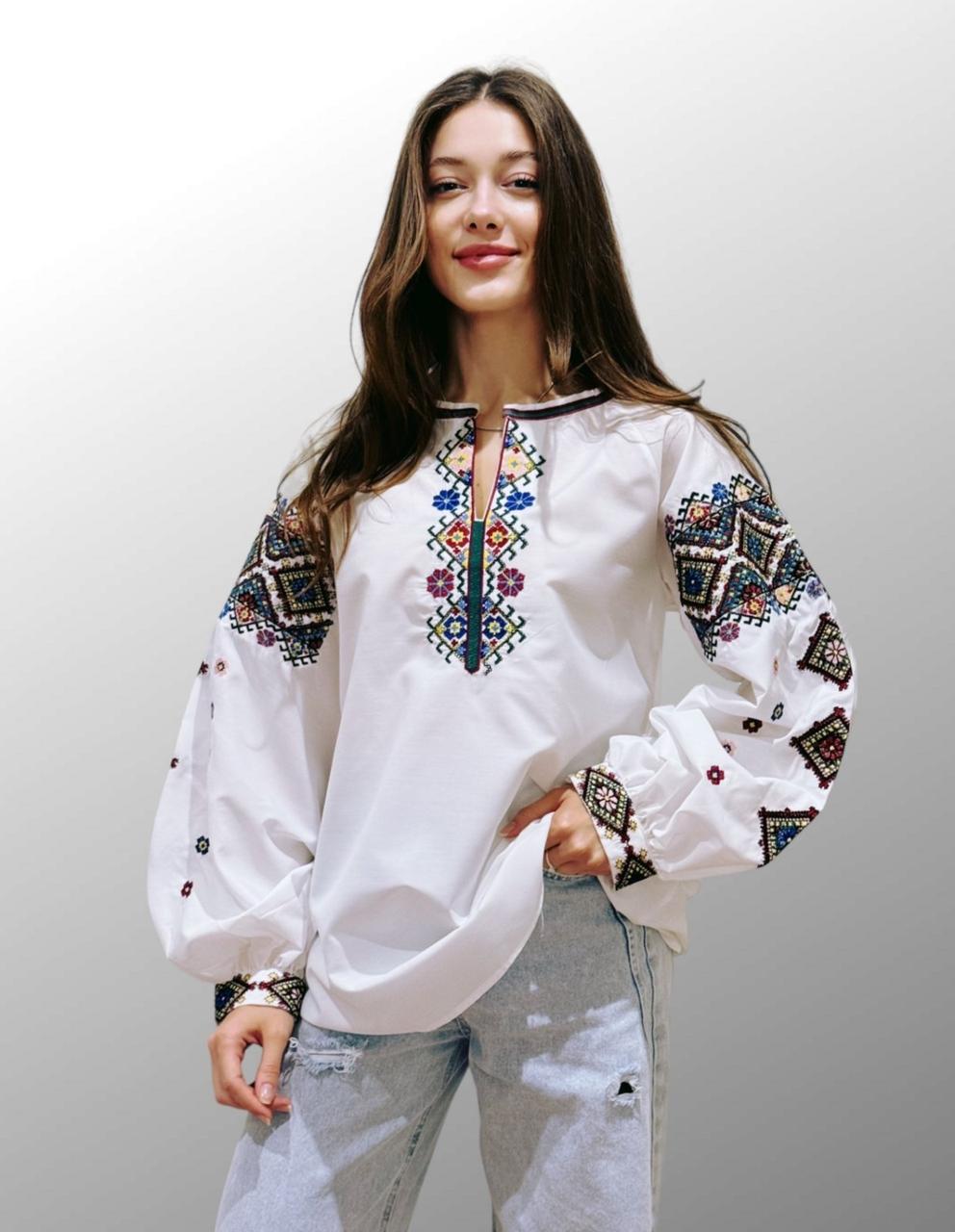 Вишиванка, блуза молодіжна білого кольору з яскравою вишивкою розміри S, M, L