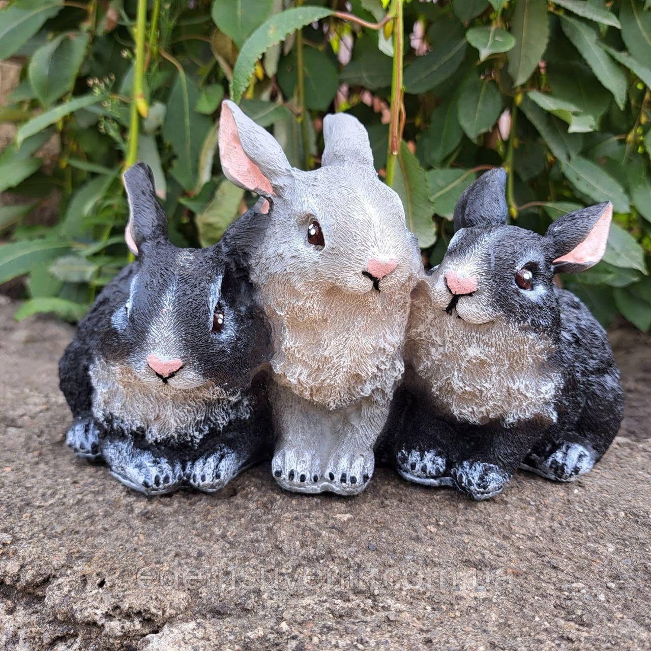 Садова фігура Тріо зайчики сіро-чорні