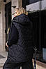 Жіноча стьобана осіння жилетка безрукавка з капюшоном, утеплена синтепоном, батал великі розміри, фото 4