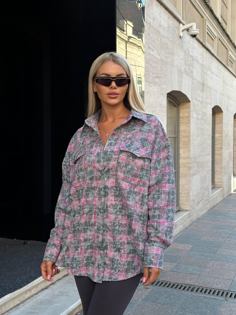 Жіноча стильна фланелева в клітинку сорочка оверсайз з нагрудними кишенями, фото 1