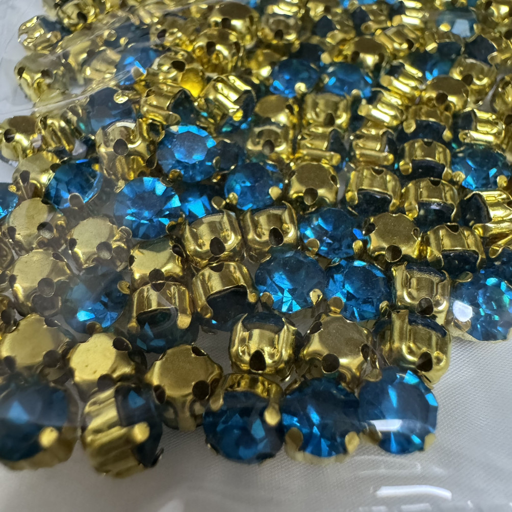 Круглі стрази в золотих цапах, розмір 5 мм, колір Blue Zircon