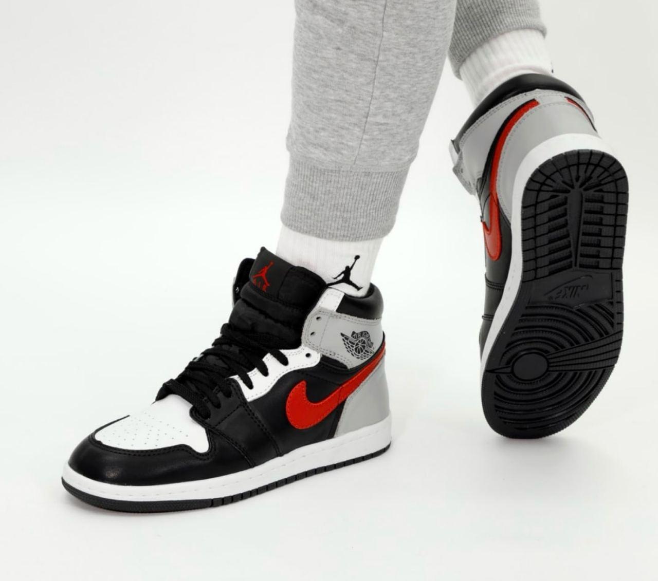 Чоловічі кросівки Nike Air Jordan 1 Black White Red Найк Аір Джордан 1 високі шкіряні чорні демісезон