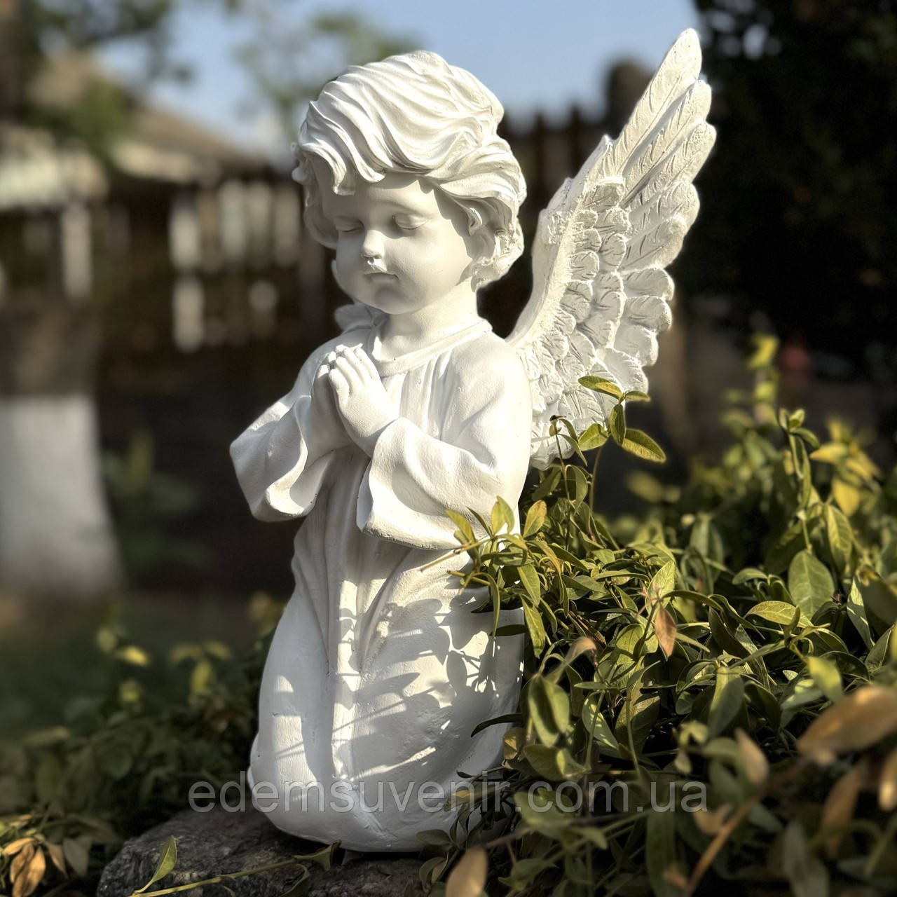 Садова фігура Янгол молиться, сидячи на колінах, великий, білий (31х19х13 см), скульптура ангела на могилу, фігура янгола, фото 1