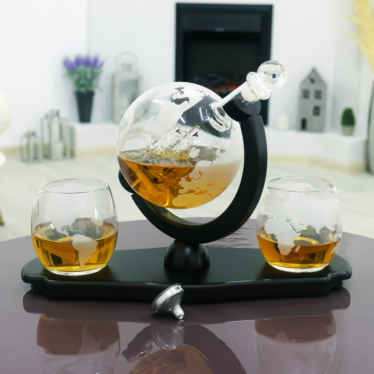Подарунковий набір для віскі "Подорожі світом" декантер графін з двома келихами на дерев'яній підставці, фото 1