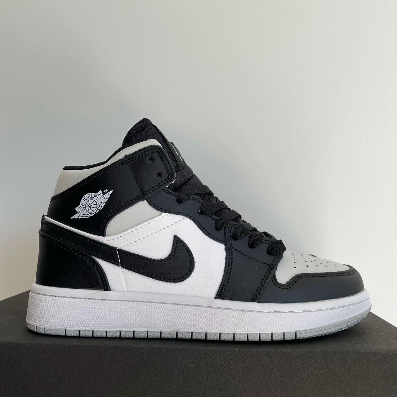 Чоловічі кросівки Nike Air Jordan Retro 1 Black White Grey (білі з чорним) модні 0421v Найк vkross