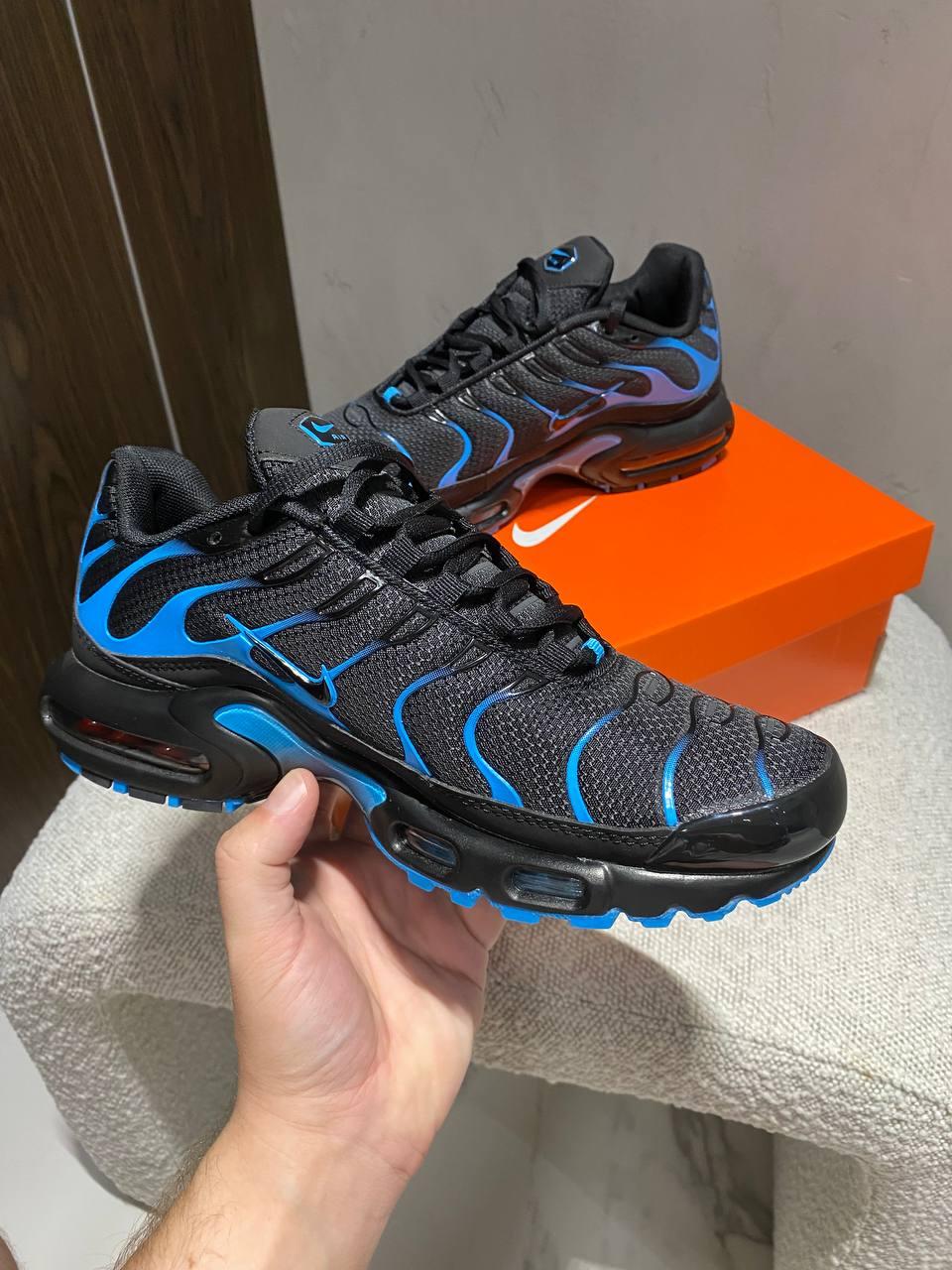 Чоловічі спортивні кросівки Nike AIR MAX PLUS 'BLACK UNIVERSITY BLUE (чорні із синім) повсякденні nk57 Найк vkross