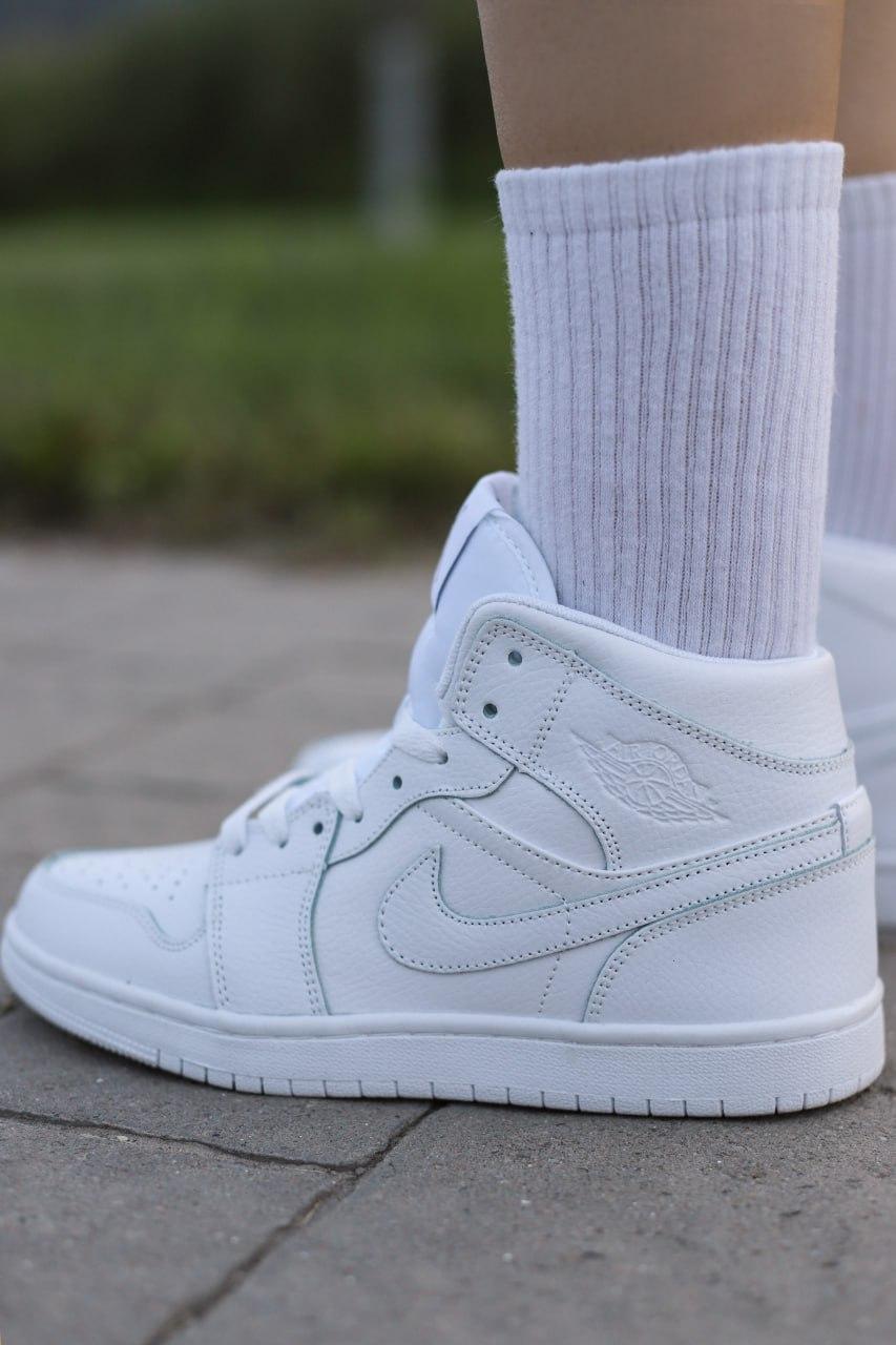 Жіночі демісезонні кросівки Nike Air Jordan 1 Mid Triple White (білі) повсякденні кроси 10440 Найк vkross, фото 1
