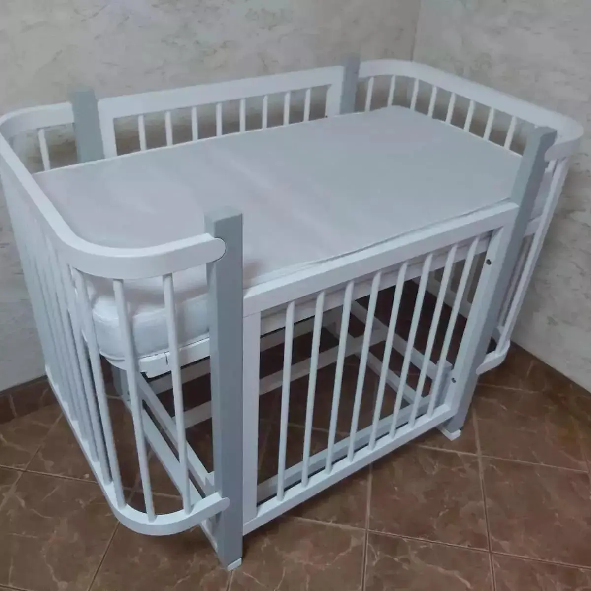 Дитяче ліжко Престиж 120х60 з маятником і матрацом Біло-сіре