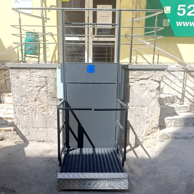 Купить уличный вертикальный инвалидный подъемник