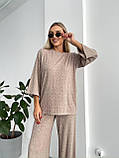 Бежевий жіночий утеплений костюм з ангори в косичку: вільна кофта та прямі штани, фото 2