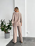 Бежевий жіночий утеплений костюм з ангори в косичку: вільна кофта та прямі штани, фото 7