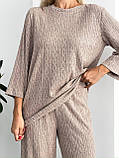 Бежевий жіночий утеплений костюм з ангори в косичку: вільна кофта та прямі штани, фото 6