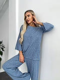 Синій жіночий утеплений костюм з ангори в косичку: вільна кофта та прямі штани, фото 3