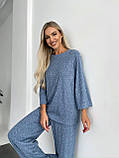 Синій жіночий утеплений костюм з ангори в косичку: вільна кофта та прямі штани, фото 4