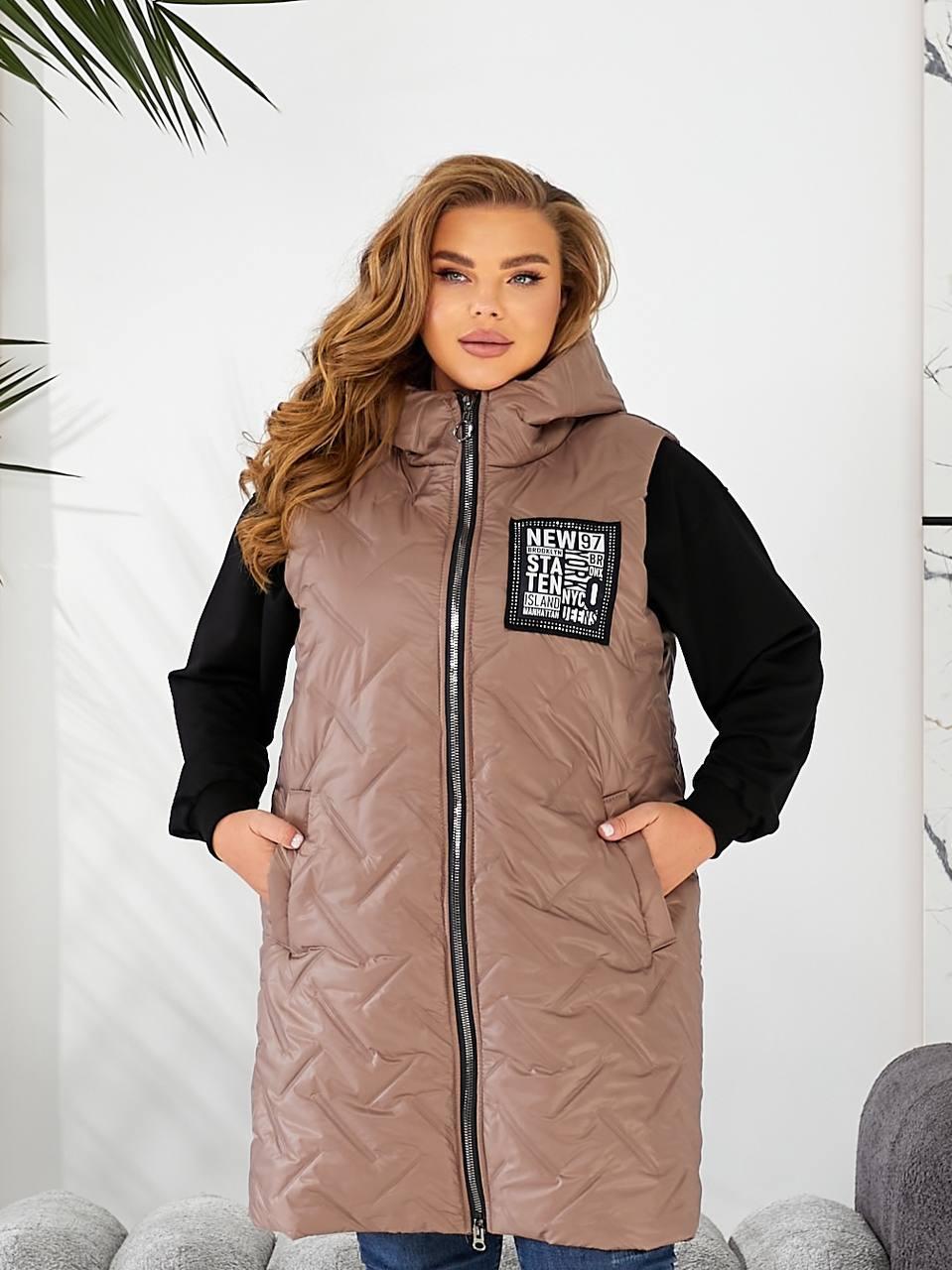Жіноча подовжена стьобана осіння жилетка безрукавка з капюшоном, утеплена силіконом, батал великі розміри, фото 1