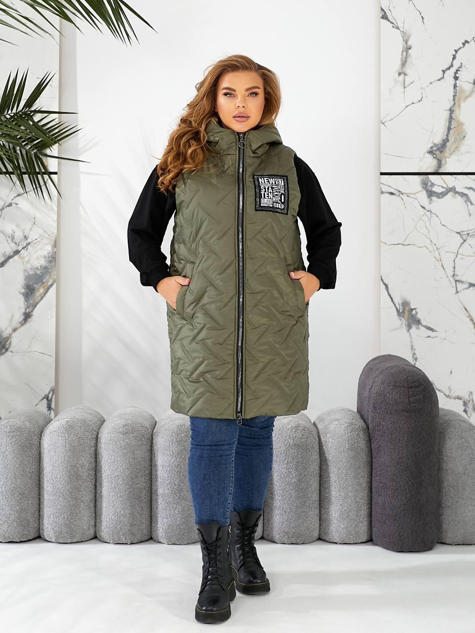 Жіноча подовжена стьобана осіння жилетка безрукавка з капюшоном, утеплена силіконом, батал великі розміри, фото 1