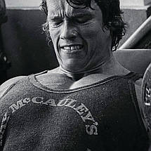 Плакат "Арнольд Шварценеггер, тренування з гантелей, 1975р, Arnold Schwarzenegger", 40×60см, фото 2