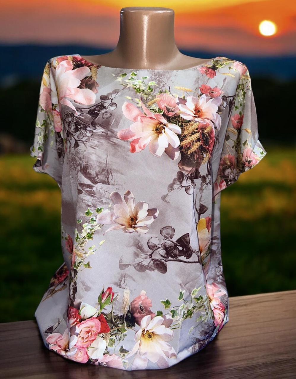 Жіноча блуза із софтової тканини з квітковим принтом та коротким рукавом розміри 44-46, 48-50.