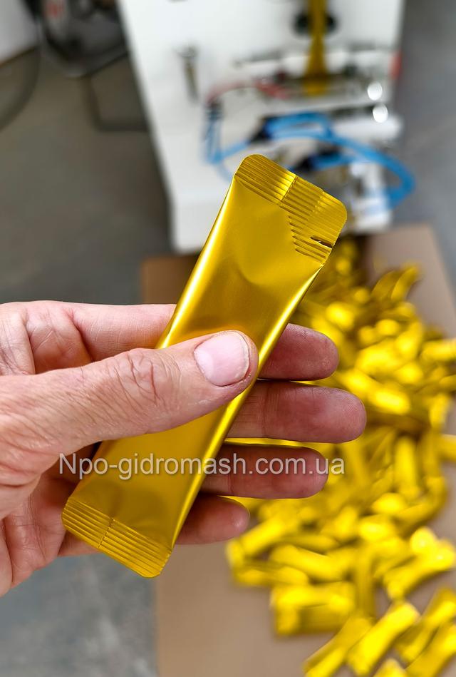 Автомат для фасування сипучих продуктів. Стік із підрізуванням. Фасування цукру, солі, перцю.