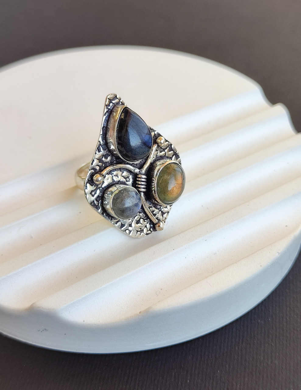 Кільце з натуральним каменем лабрадор. Перстень овал крапля коло в сріблі. 17,5  розмір. Індія, фото 1
