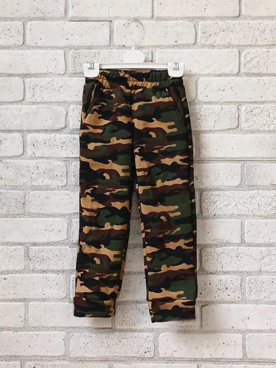 Детские теплые камуфляжные штаны оптом с карманами пояс на резинке низ на манжете зеленый камуфляж р.30 32 34 - фото 1 - id-p2343934635