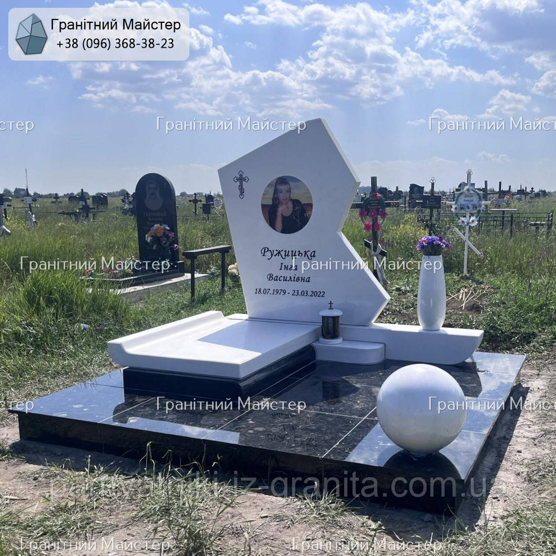 Незвичайний пам'ятник жінці із білого мармуру з кольоровим портретом № 196