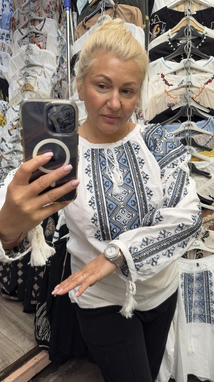 Біла вишита блуза з вишивкою хрестиком і мереживними вставками розміри S, M, L