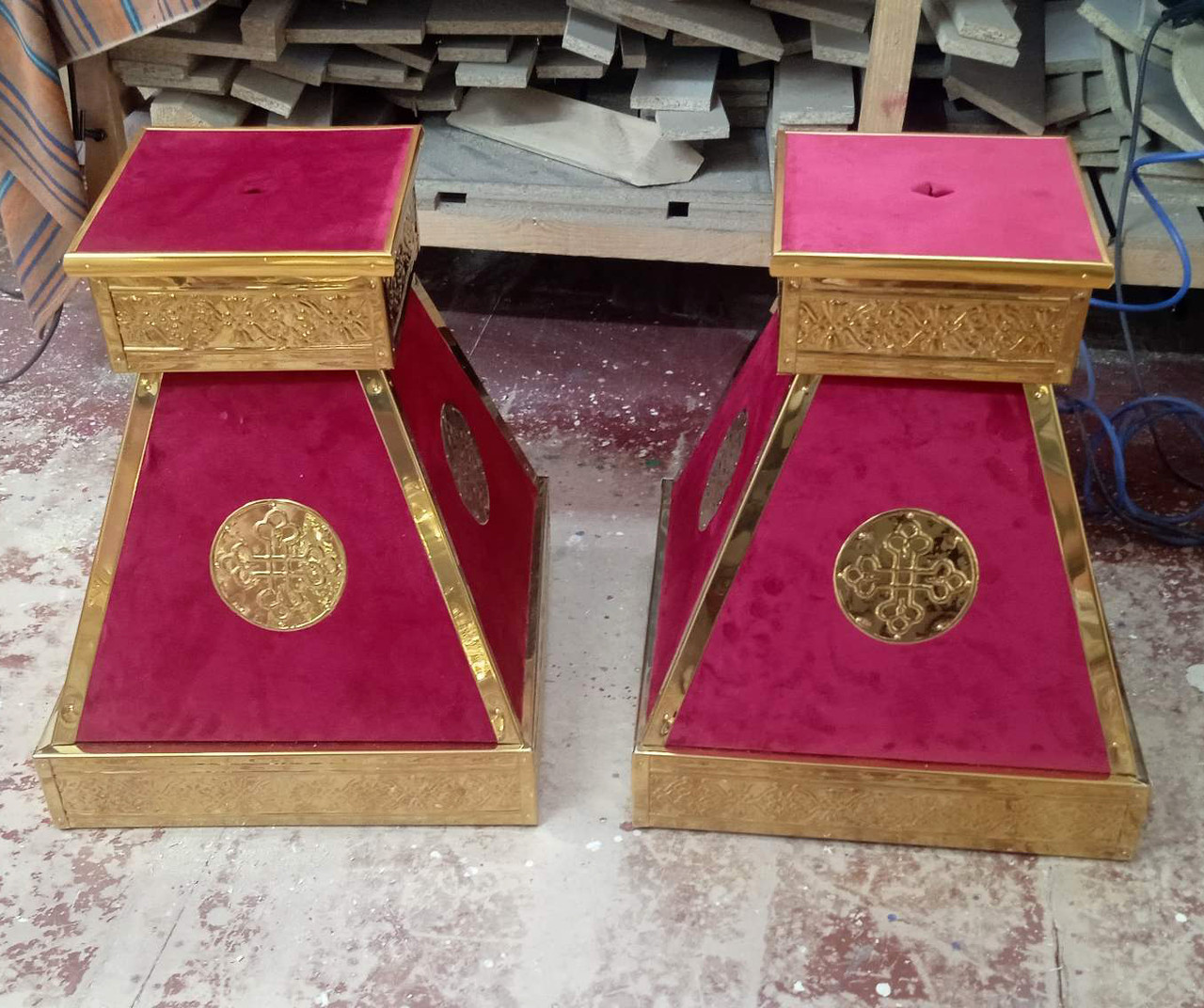 Підставка під хоругви висота 55см, низ 45×45см, оксамит, чеканка