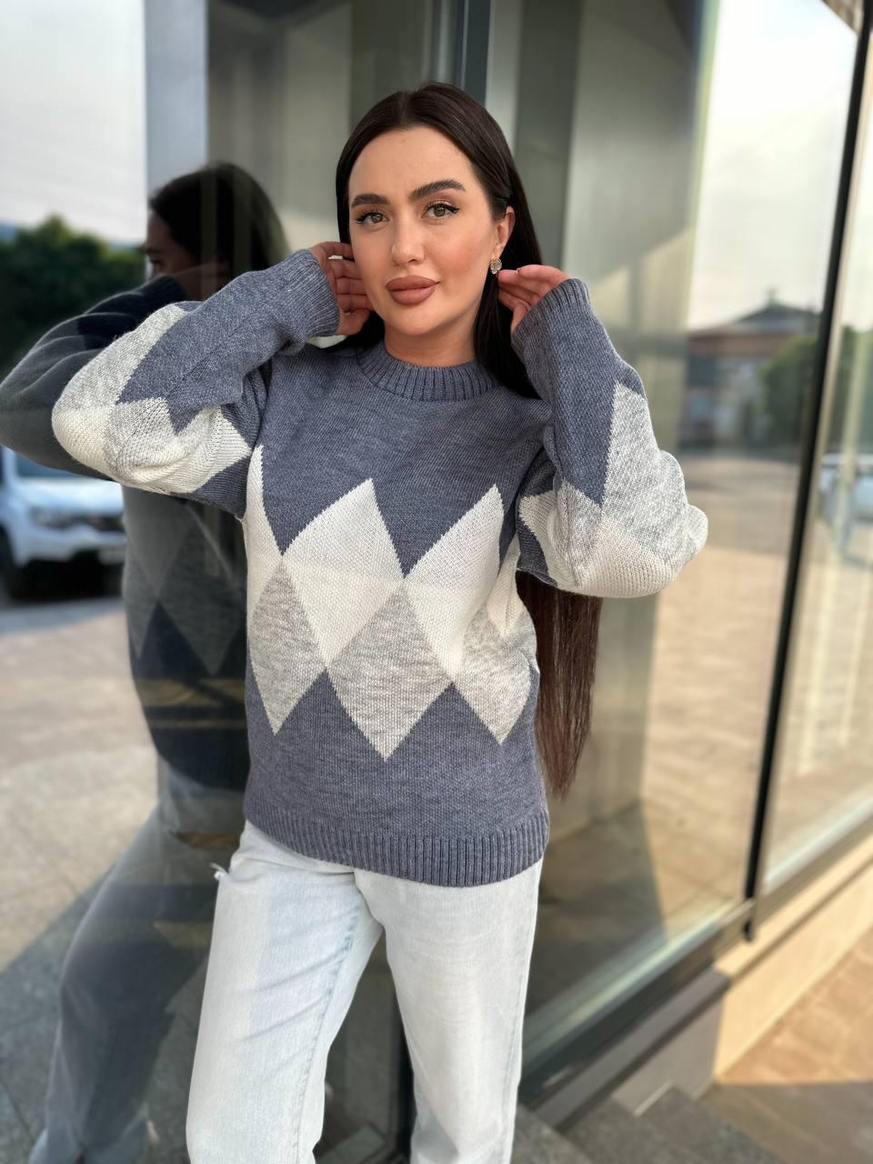 Жіночий теплий в'язаний светр у ромб
