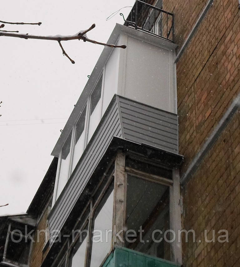 Обшивка балконів сайдингом