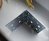 Кут кріпильний рівносторонній 100х100х100х2 мм із двома ребрами жорсткості універсальний монтажний перфорований оцинкований, фото 3