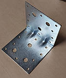 Кут кріпильний рівносторонній 100х100х100х2 мм із двома ребрами жорсткості універсальний монтажний перфорований оцинкований, фото 2