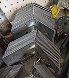 Кут кріпильний рівносторонній 100х100х100х2 мм із двома ребрами жорсткості універсальний монтажний перфорований оцинкований, фото 10