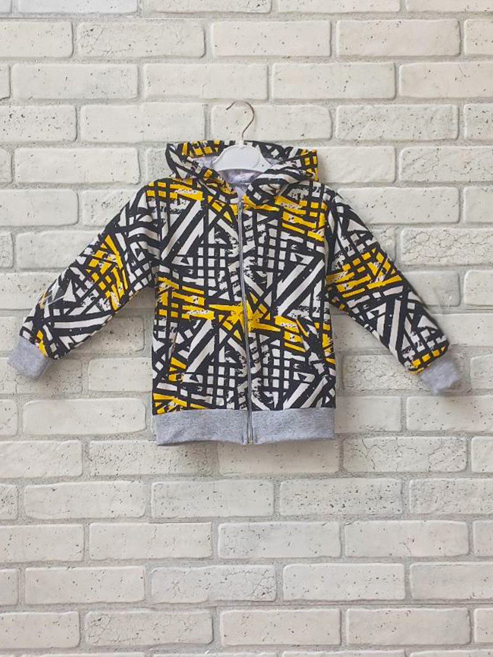 Детская кофта оптом на молнии с карманами и капюшоном длинный рукав черно - желтая абстракция р.30 32 34 36 38 - фото 1 - id-p2345454180