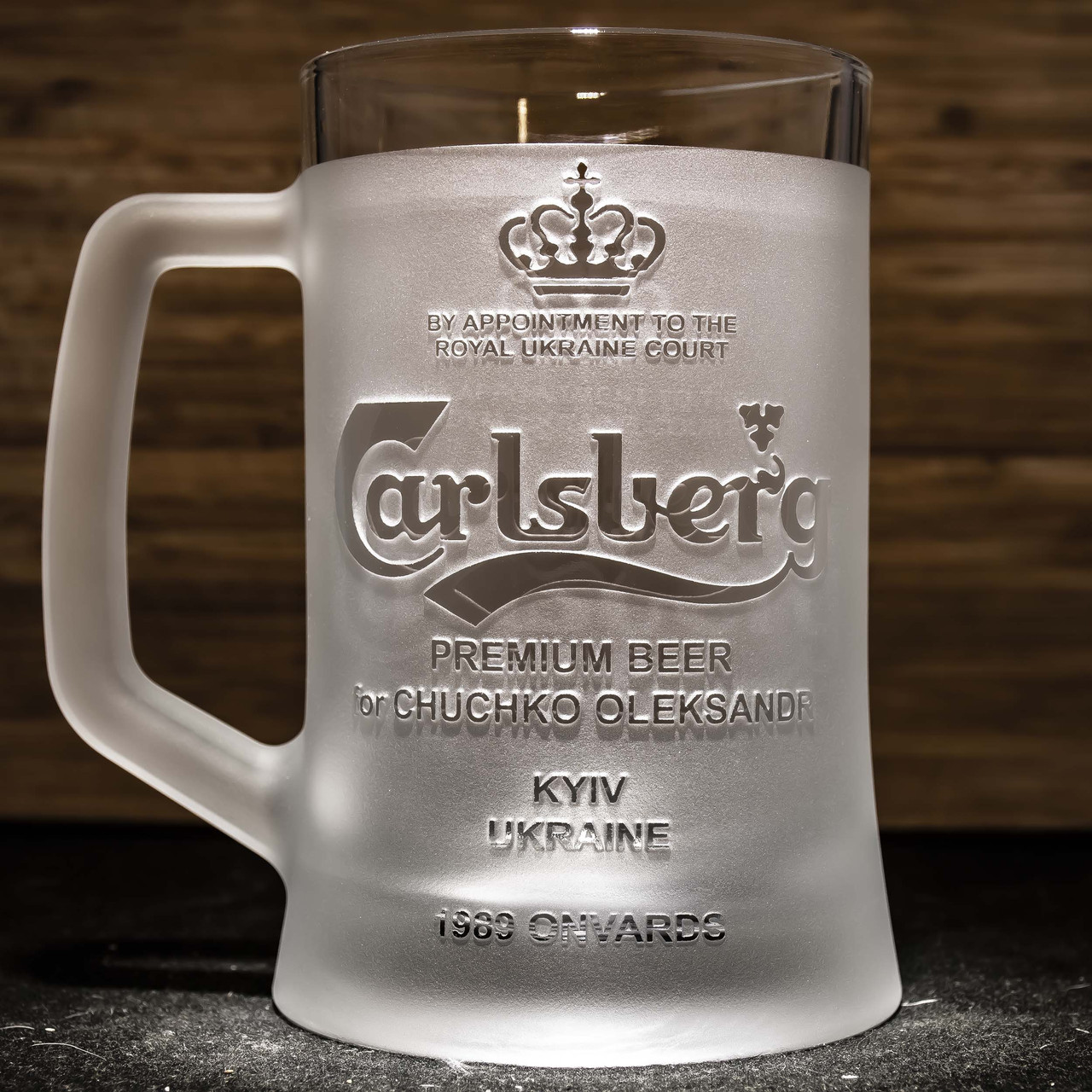 https://images.prom.ua/6264679563_w1280_h1280_imennoj_bokal_dlya_piva_s_gravirovkoj_carlsberg.jpg?fresh=1