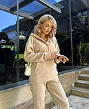 Бежевий жіночий теплий костюм зі щільного флісу: кофта з капюшоном і штани, фото 2